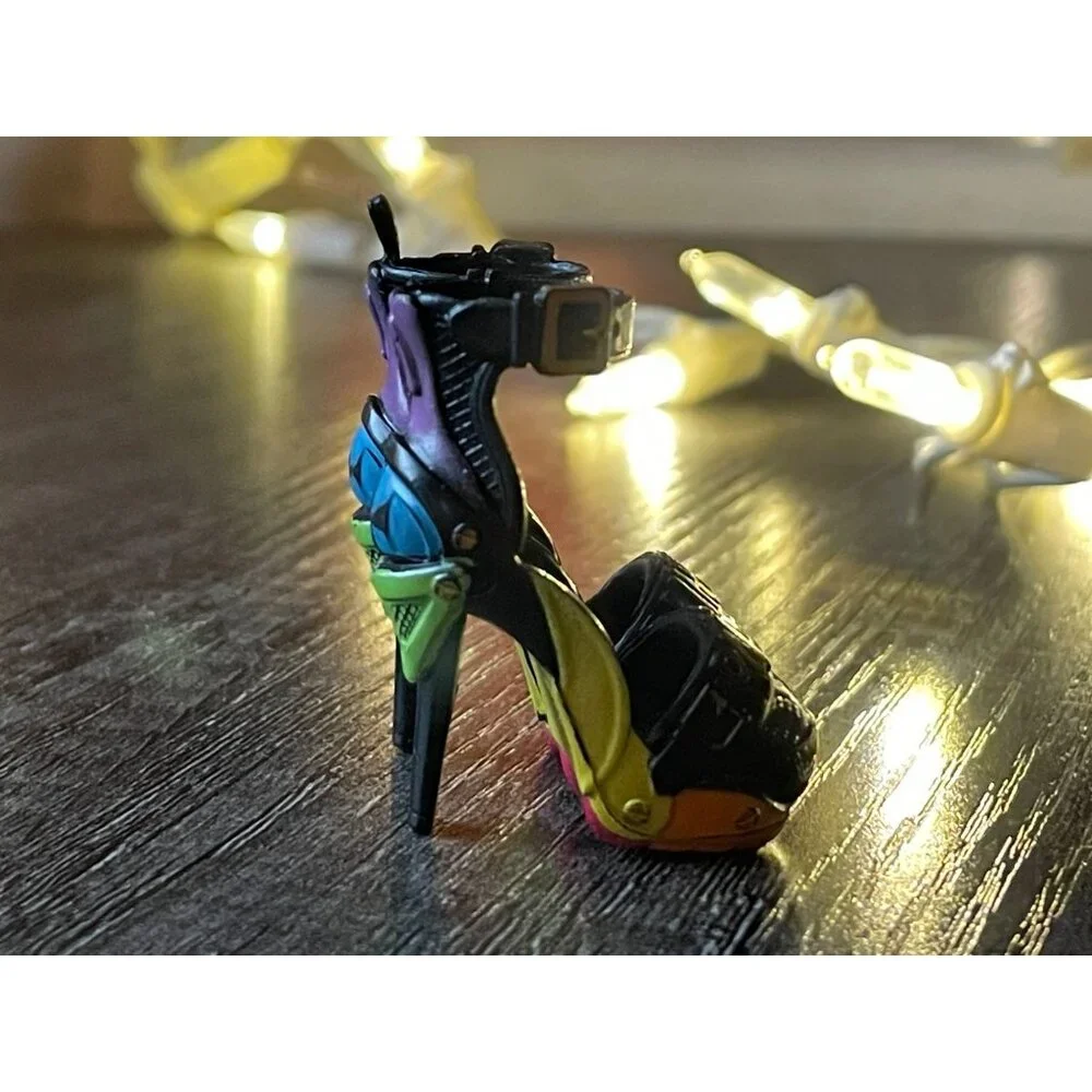 Rainbow High Ainsley Slater Trunk Show Heels - Black Gold 
